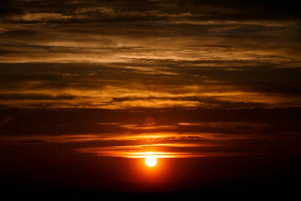 Soleil Rouge Incroyable Crépuscule Orange Nuages Image Coucher Soleil Magnifique — Photo