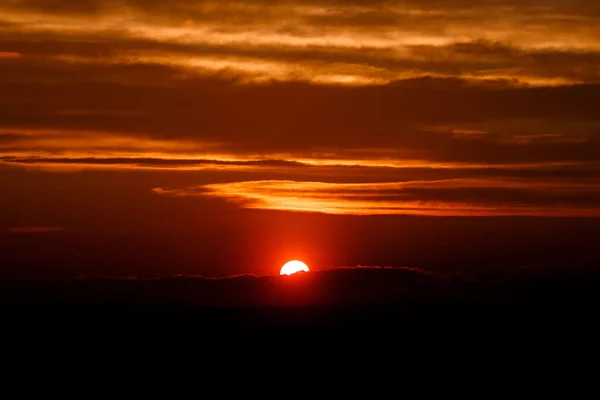 Soleil Rouge Incroyable Crépuscule Orange Nuages Image Coucher Soleil Magnifique — Photo