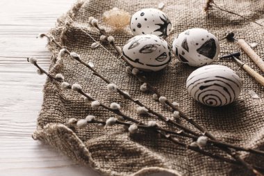 şık Paskalya yumurta söğüt dalları ile rustik ahşap arka plan siyah ve beyaz renklere boyanmış. Mutlu Paskalya tebrik kartı. Modern Paskalya yumurtaları görünümü top. kırsal Paskalya görüntü