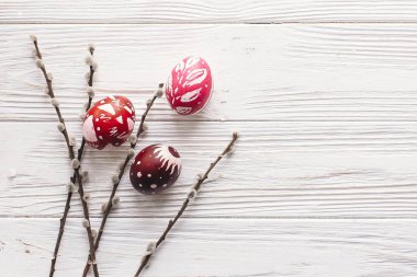 şık Paskalya düz yatıyordu. Bahar rustik ahşap zemin üzerine boyalı yumurta dalları söğüt. Mutlu Paskalya tebrik kartı. metin için yer. Modern renkli Paskalya yumurtaları