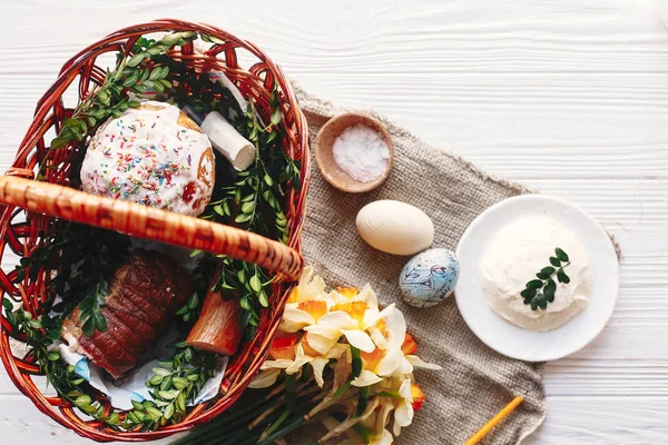 Stijlvolle Mand Met Beschilderde Eieren Brood Ham Bieten Boter Rustieke — Stockfoto