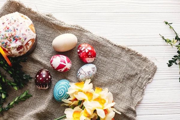 Stijlvolle Beschilderde Eieren Pasen Cake Rustieke Houten Achtergrond Met Lentebloemen — Stockfoto