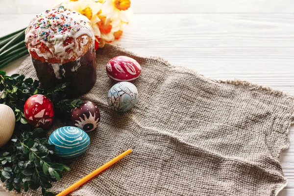 Gelukkig Pasen Concept Stijlvolle Beschilderde Eieren Pasen Cake Witte Rustieke — Stockfoto