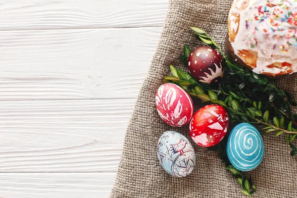 Frohe Ostern Stilvoll Bemalte Eier Und Osterkuchen Auf Rustikalem Holzgrund — Stockfoto