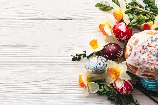 Frohe Ostern Stilvoll Bemalte Eier Und Osterkuchen Auf Rustikalem Holzgrund — Stockfoto