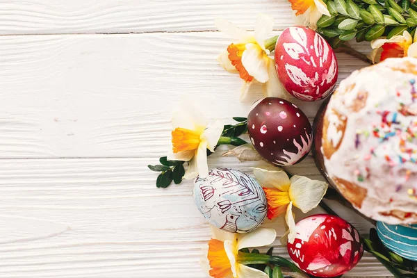 Stilvoll Bemalte Eier Und Osterkuchen Auf Rustikalem Holzgrund Mit Frühlingsblumen — Stockfoto