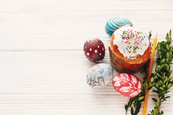 Frohe Ostern Stilvoll Bemalte Eier Und Osterkuchen Auf Weißem Rustikalem — Stockfoto