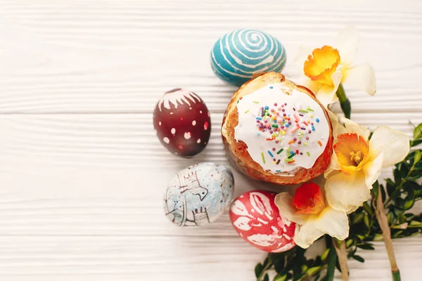 Stilvoll Bemalte Eier Und Osterkuchen Auf Rustikalem Holzgrund Mit Frühlingsblumen — Stockfoto