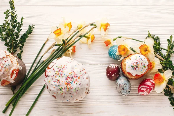 スタイリッシュな塗られた卵は 春の花 トップ ビューで素朴な木製の背景にイースター ケーキ テキストのためのスペース 幸せなイースターのコンセプトは モダンなフラット横たわっていた 季節のご挨拶 — ストック写真