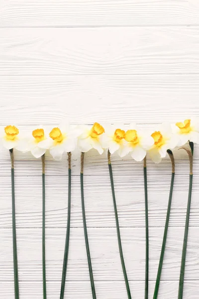 Όμορφα Φρέσκα Daffodils Άσπρο Φόντο Ξύλινη Κάτοψη Γειά Σου Άνοιξη — Φωτογραφία Αρχείου