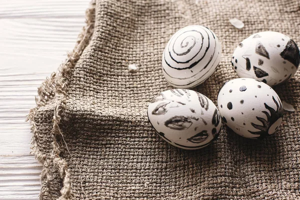 şık Paskalya yumurta söğüt dalları ile rustik ahşap arka plan siyah ve beyaz renklere boyanmış. Mutlu Paskalya tebrik kartı. Modern Paskalya yumurtaları görünümü top. kırsal Paskalya görüntü