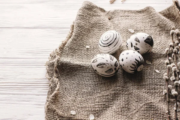 şık Paskalya yumurta söğüt dalları ile rustik ahşap arka plan siyah ve beyaz renklere boyanmış. Mutlu Paskalya tebrik kartı. Modern Paskalya yumurtaları görünümü top. kırsal Paskalya görüntü