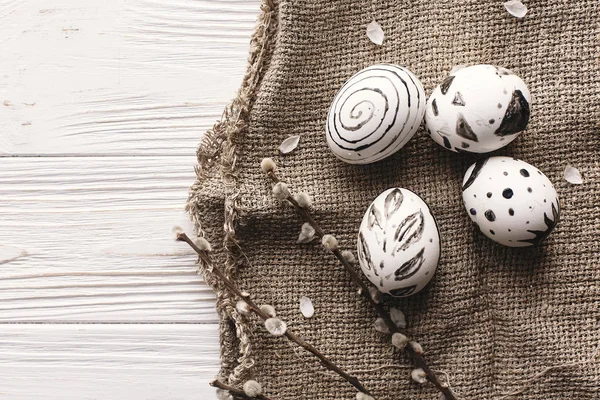 Stijlvol Pasen Plat Lag Met Beschilderde Eieren Zwarte Witte Kleuren — Stockfoto