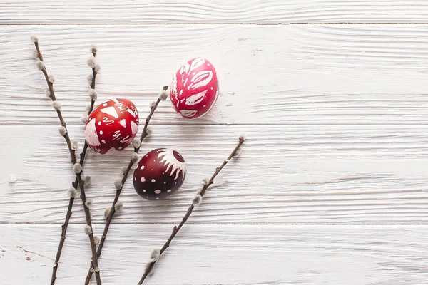 şık Paskalya düz yatıyordu. Bahar rustik ahşap zemin üzerine boyalı yumurta dalları söğüt. Mutlu Paskalya tebrik kartı. metin için yer. Modern renkli Paskalya yumurtaları