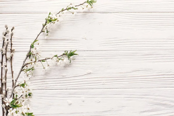 Widok Góry Piękny Świeże Wiśni Gałęzi Białych Kwiatów Rustykalne Drewniane — Zdjęcie stockowe