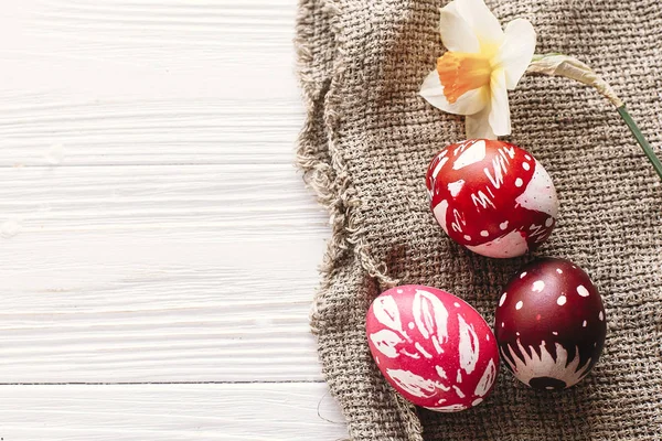 Mutlu Paskalya kavramı. rustik ahşap arka plan bahar çiçekleri ve Söğüt dalları ile şık boyalı yumurta. mevsim tebrik kartı. metin için yer. Modern renkli Paskalya yumurtaları