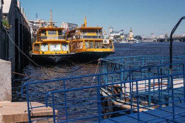 Dock güneşli yaz günü şehir sermayenin sarı tekne. Şehir binaların zemin üzerine mavi sularda gemiler