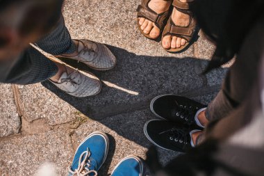 yolda üstten görünüm arkadaş ayakkabı. bacaklar grup şehirde sokak insan