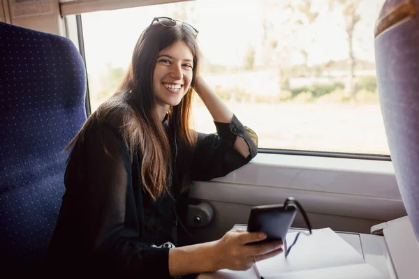 Красивая Девушка Хипстер Путешествующая Поезде Держащая Руках Телефон Стильная Счастливая — стоковое фото
