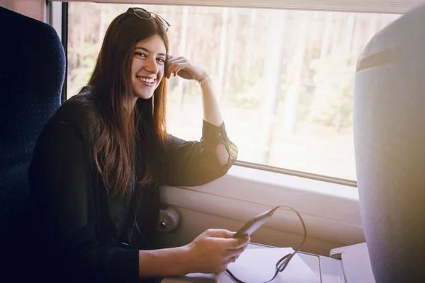 Красивая Девушка Хипстер Путешествующая Поезде Держащая Руках Телефон Стильная Счастливая — стоковое фото
