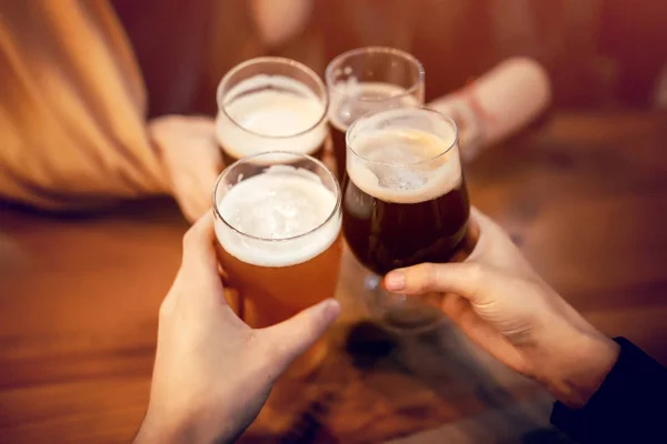 Freunde Klirren Und Stoßen Mit Leckerem Craft Beer Der Bar — Stockfoto