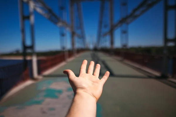 Mužské Ruky Pozadí Ocelový Most Městě Letní Cestování Koncept Sportovní — Stock fotografie