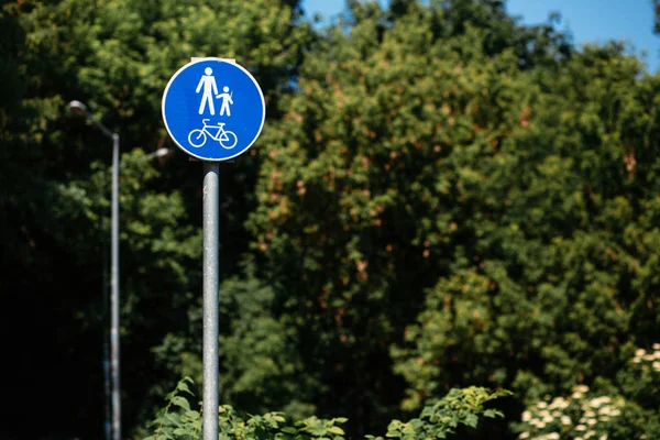 Пешеходная Велосипедная Зона Синем Круге Фоне Зеленых Деревьев Парке Концепция — стоковое фото
