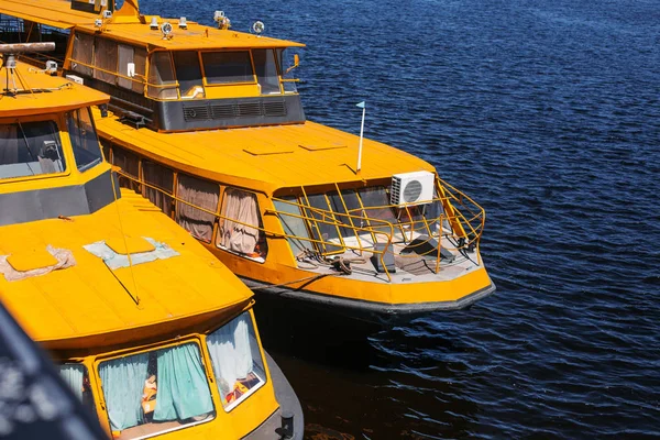 Gelbe Boote Den Docks Der Hauptstadt Einem Sonnigen Sommertag Schiffe — Stockfoto