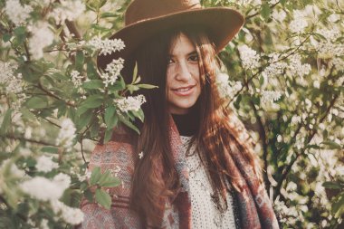 Akşam güneşiyle çiçekli yeşil poz şapkalı güzel hippi kız bırakır