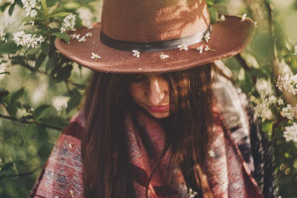 Hermosa Chica Hipster Sombrero Con Flores Posando Hojas Verdes Con — Foto de Stock