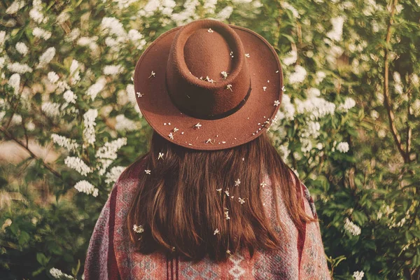 Çiçek Park Arkadan Görünüm Poz Ile Kapalı Şapkalı Şık Hippi — Stok fotoğraf