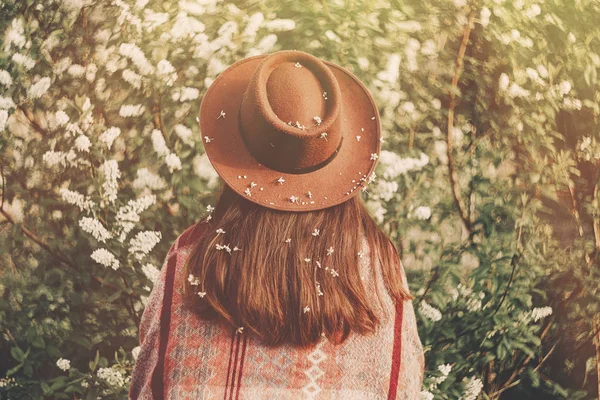 Élégant Fille Hipster Chapeau Couvert Fleurs Posant Dans Parc Vue — Photo