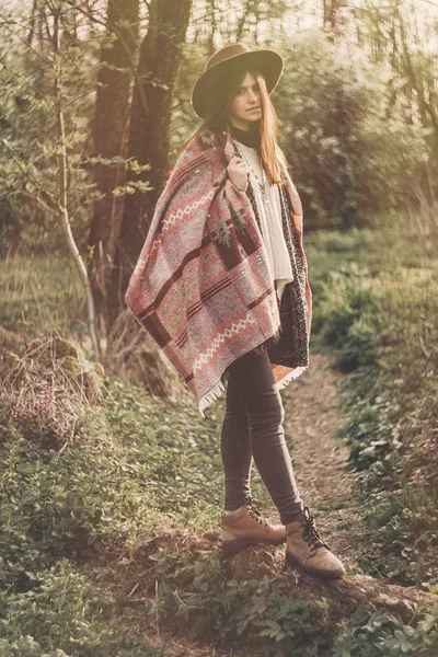Stylový Bederní Dívka Klobouku Pončo Pózuje Lesích Večerní Slunce Módní — Stock fotografie