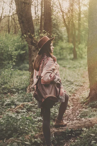 Bohemian Traveller Girl Hut Und Poncho Mit Rucksack Beim Wandern — Stockfoto