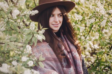 Akşam güneşiyle çiçekli yeşil poz şapkalı güzel hippi kız bırakır