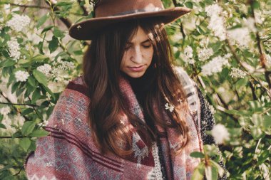 Akşam güneşiyle çiçekli yeşil poz şapkalı güzel hippi kız bırakır