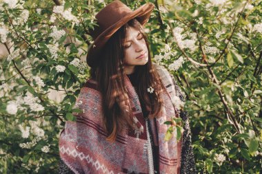 Akşam güneşiyle çiçekli yeşil poz şapkalı güzel hippi kız bırakır