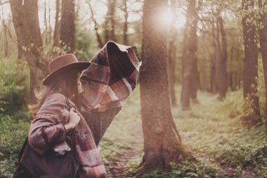 sonbahar ormanda yürüyüş şapkalı şık hippi kız