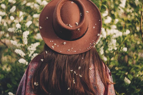 Stylish Hipster Girl Hat Covered Flowers Posing Park Back View — Stock Photo, Image