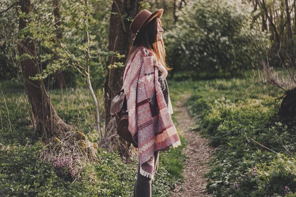 Fernweh Konzept Glücklich Stilvolle Hipster Mädchen Mit Hut Und Rucksack — Stockfoto