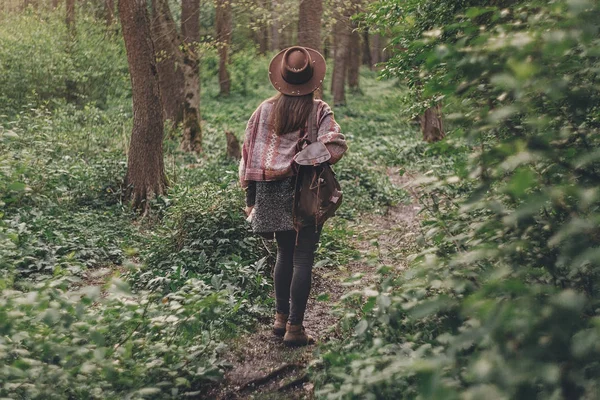 Bohemian Fashionable Woman Exploring Woods Sunlight Space Text Atmospheric Moment — Stock Photo, Image