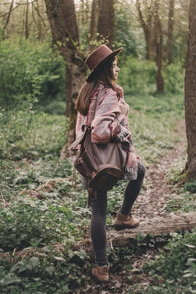 Conceito Luxúria Menina Hipster Elegante Chapéu Com Mochila Andando Bosques — Fotografia de Stock