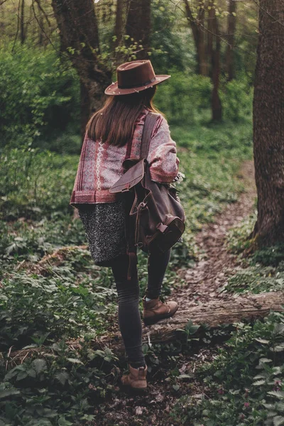 Wanderlust Koncept Snygg Hipster Flicka Hatt Med Ryggsäck Promenader Gröna — Stockfoto