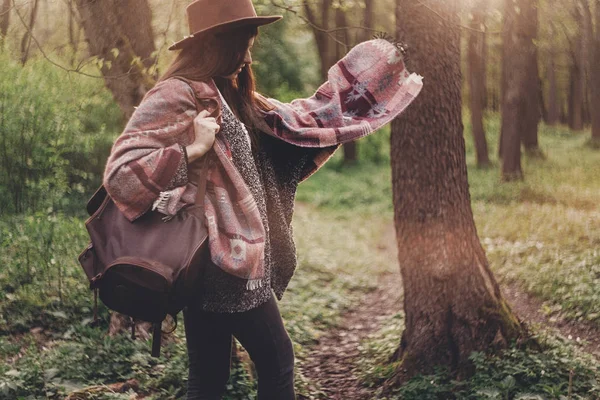 Young Woman Backpack Looking Sunlight Atmospheric Moment Wanderlust — Stock Photo, Image