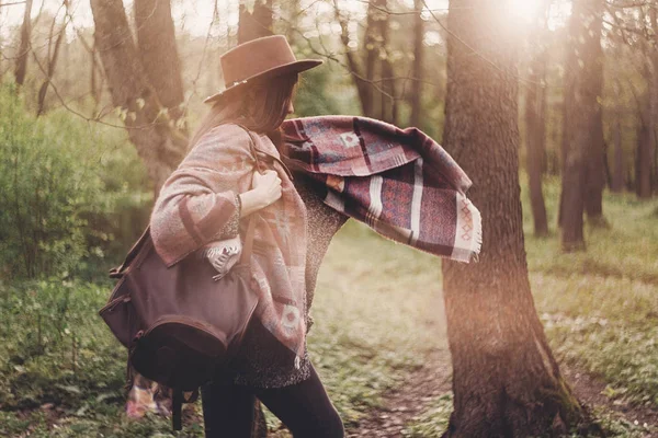 Mujer Joven Con Mochila Mirando Luz Del Sol Momento Atmosférico —  Fotos de Stock