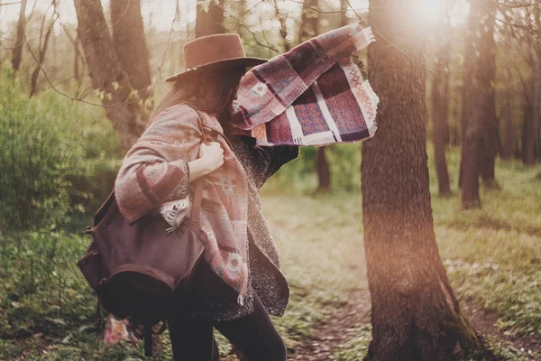 Young Woman Backpack Looking Sunlight Atmospheric Moment Wanderlust — Stock Photo, Image