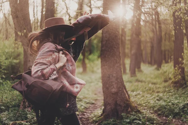 Sonbahar Ormanda Yürüyüş Şapkalı Şık Hippi Kız — Stok fotoğraf