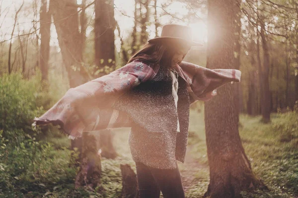 Femme Élégante Amuser Sauter Dans Lumière Soleil Moment Atmosphérique Wanderlust — Photo