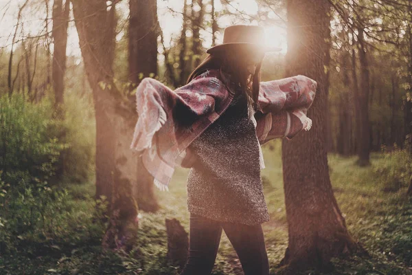 Stijlvolle Vrouw Met Plezier Springen Zonlicht Atmosferische Moment Wanderlust — Stockfoto