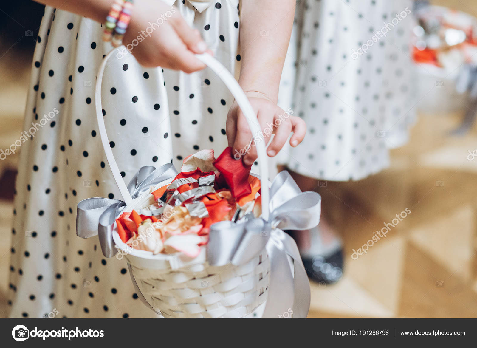 Belle élégante Petite Fille Robe Tenant Panier Pétales Roses